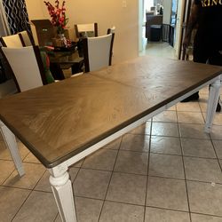 Realyn Rectangular 78"-96" Extendable Dining Table