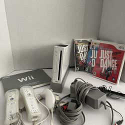 Nintendo Wii Console System Bundle, Games, remotes, manual 