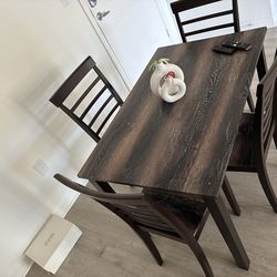 Beautiful stunning dinner table with 4 chairs fairly new