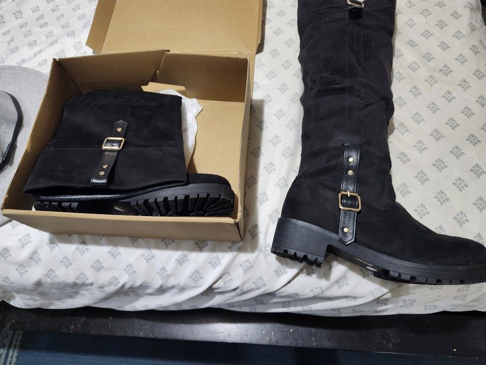 WOMENS BOOTS AND 2 HATS