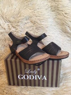 NIB LADY GODIVA Black Comfort Wedge Sandal, size 6 or 8