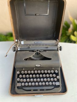 Selling a Vintage royal Typewriter , don’t know if work or what it needs  Makes a great decoration display
