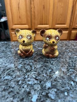 Vintage Ceramic Wiggly Googly Eyes Bear pair of Salt and Pepper Shakers. Preowned. Stamped on the bottom Japan. Had been on display in a cabinet w