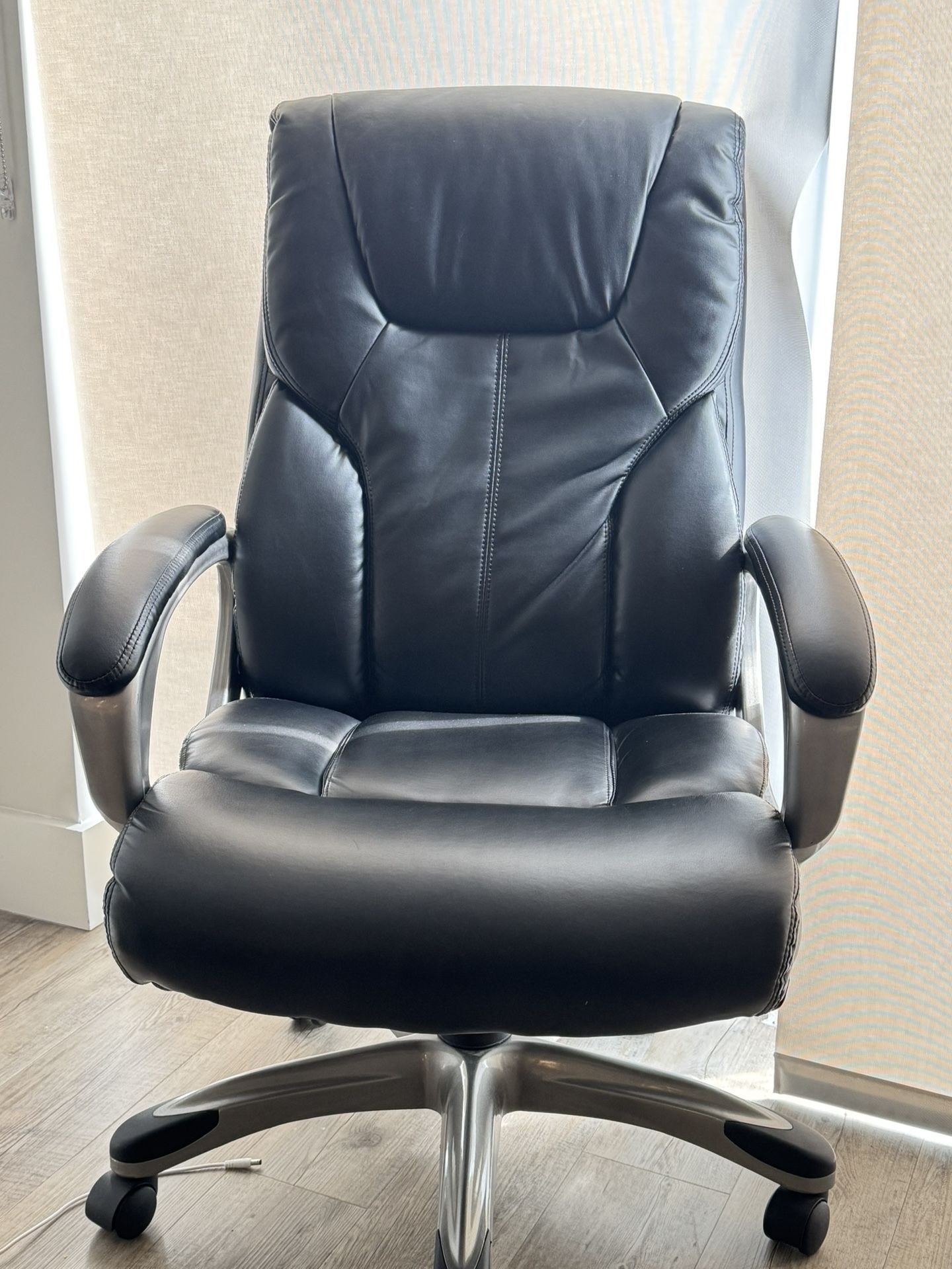 Amazon Basics Executive High Back Office Chair – Excellent Condition!