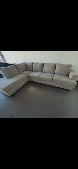 Living Spaces 2 Pc Sectional $ 399 $