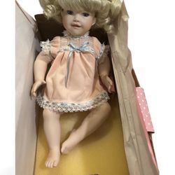 Chrissy bed and bath time babies Comes with certificate of authenticity and tag Never been open, only for pictures Mint condition