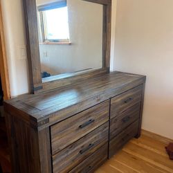 Beautiful Walnut Bedroom Set - Queen Bed, 6 Drawer Dresser with Mirror - $500 (Taos, NM)