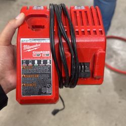 Milawaukee Charger M12/M18