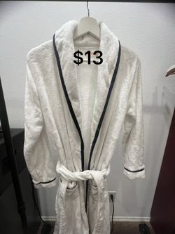 Luxury Plush Fleece Bathrobe White w/ Navy Trim – Soft & Warm – L / XL / XXL / XXXL – $13