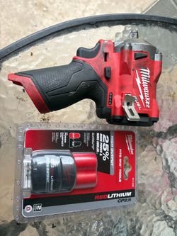 Milwaukee 12 V stubby 3/8 impact wrench