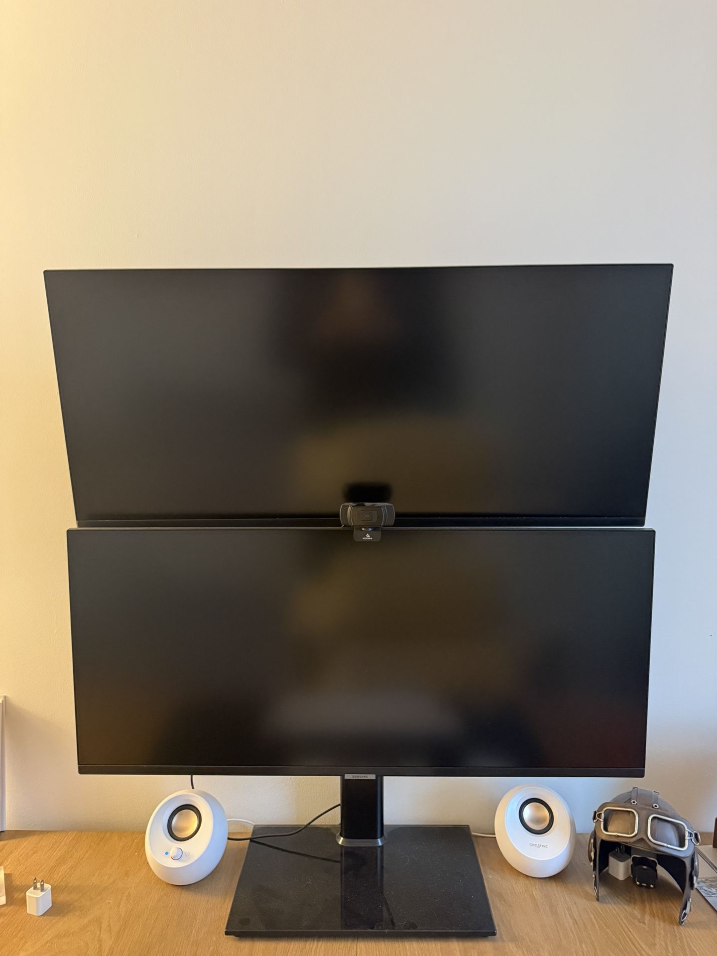 2 Monitors SAMSUNG 34" ViewFinity Ultra-WQHD + Monitor stand.