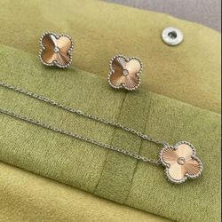 2025 holiday clover Necklace set (withcase)