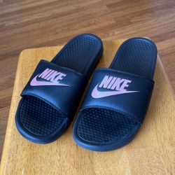 ALMOST NEW CONDITION NIKE SLIDES SIZE 11 Women 