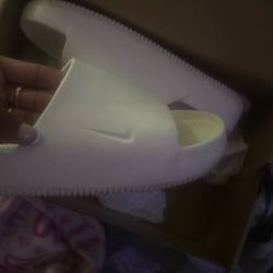 nike slides ( check photos) 