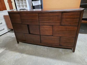 Like New Rustic Style Chestnut 6 Drawer Dresser