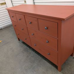 Dresser < 8 Drawers< Dresser