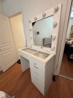 Makeup vanity MOVE OUT