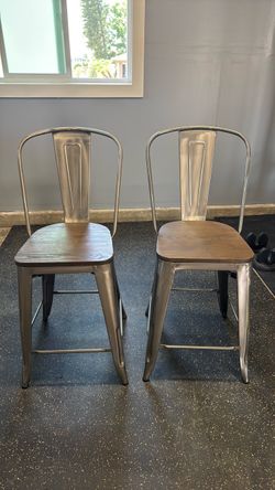 Merrick Lane 24 inch tall, silver metal counter barstool with curved sliver back and textured wood seat
