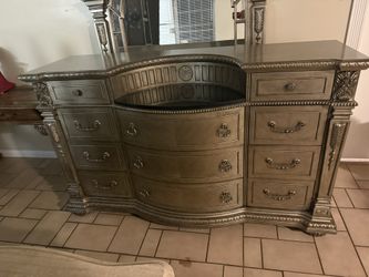 Raymour and Flanigan  Wilshire Bedroom Dresser and Mirror