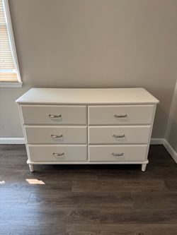 White 6-Drawer Dresser – Great Condition
