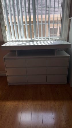 Modern 9-Drawer Dresser