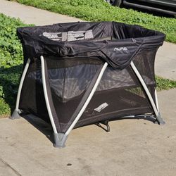 Nuna R SENA aire R Black Playard & Travel Crib
