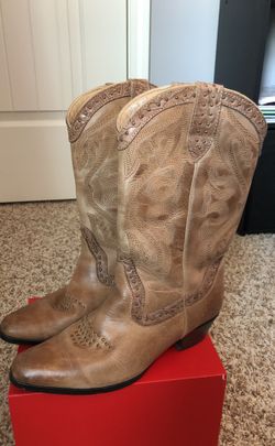 Cowgirl Boots-Camel Color w/ studding, size 6.5