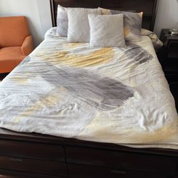 Queen Sized Wooden Bedframe 