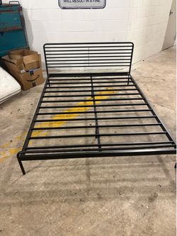 Donasteen Queen Metal Platform Bed Frame