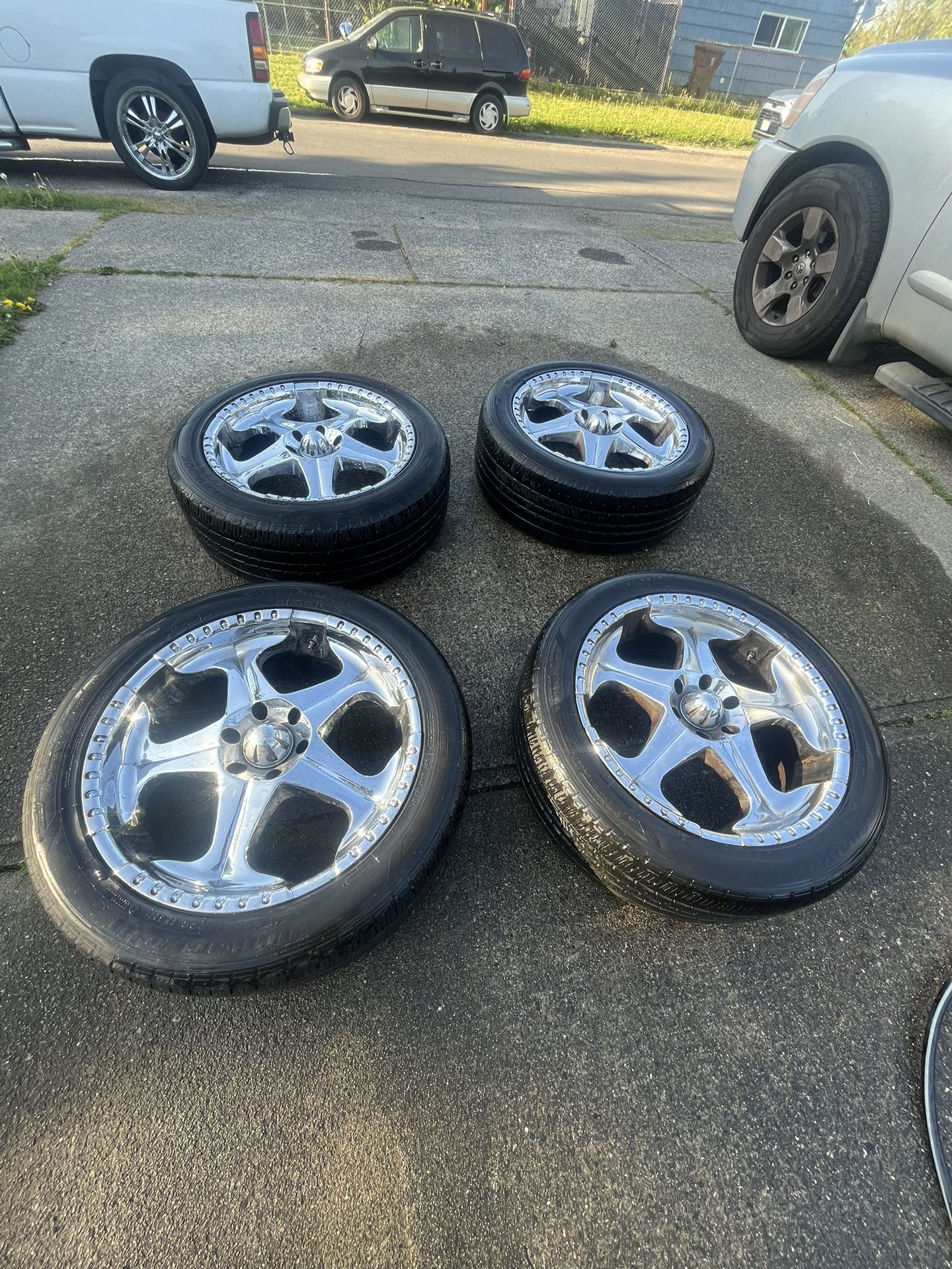 Set of wheels 6x5.5 (size 285/32/22)
