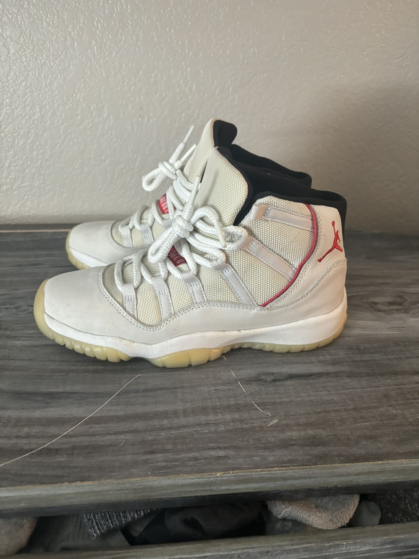 Air Jordan 11 Retro “ Platinum Tint” size 5.5