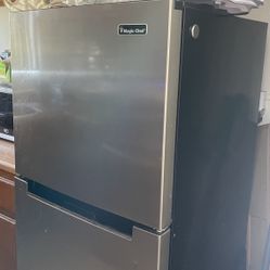 Magic Chef 10.1 Cu Ft Refrigerator 