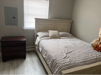 Una cama full y un camarote con cama pequeña y otra queen con sus colchones y 3 mesas de noche