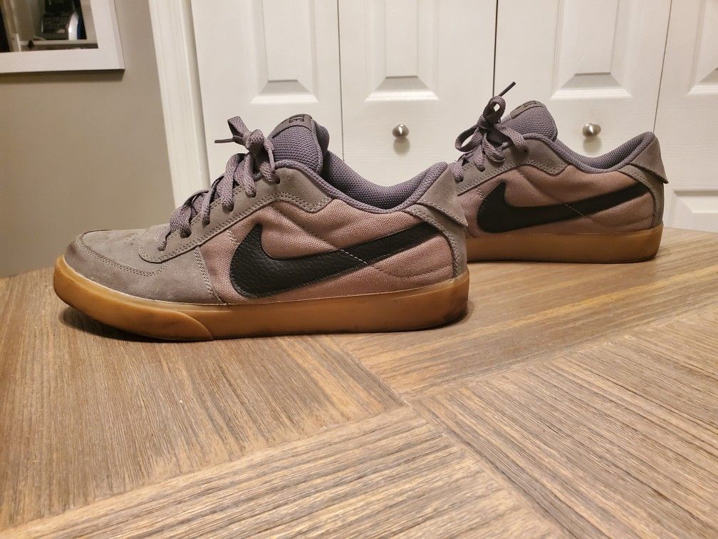 Nike Mavrk Low Skate Shoes Sneakers
Fits like size 10.5