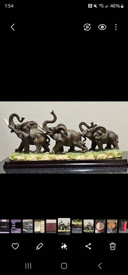 Elephant statue / Family of Elephants Ruby Collection Figurine