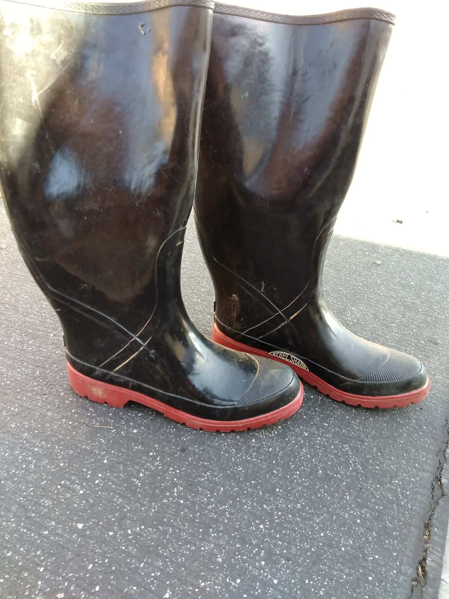 Steel shank rain boots size 8
