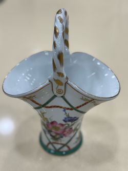 Vintage Paris Royal peint àla main ceramic porcelain handled basket floral vase 7”X9”