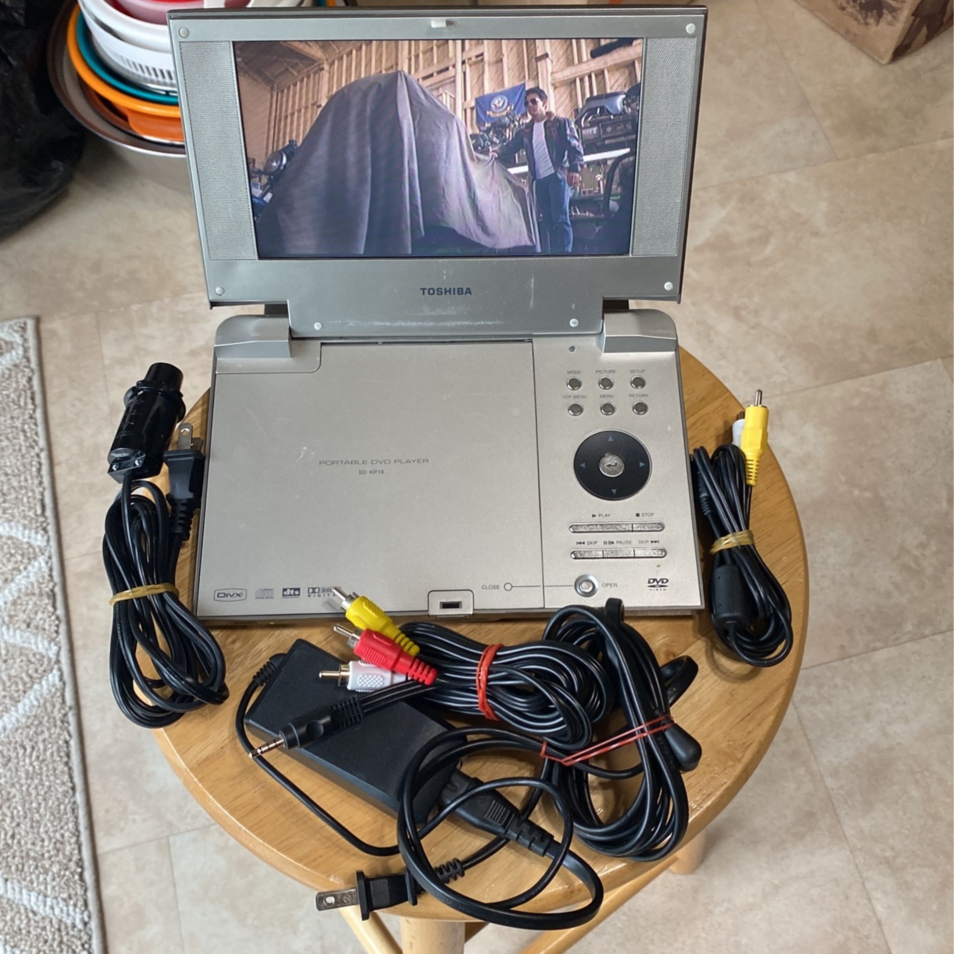 Toshiba SD-KP19 Portable DVD Player 8” Screen /w Battery+Cord+ Cigarette Cord+AVI