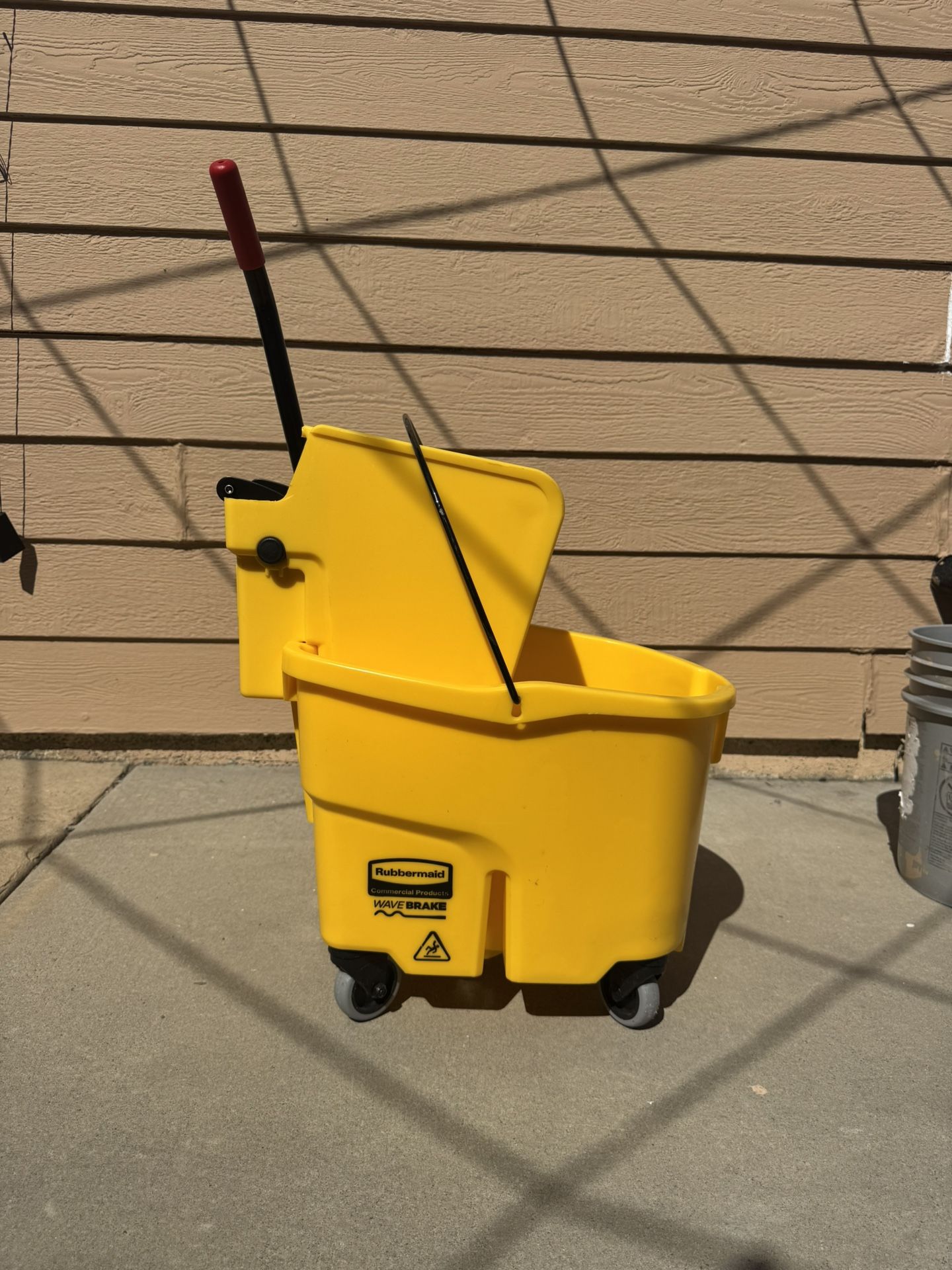 Rubbermaid Wave Brake 26 Qt.