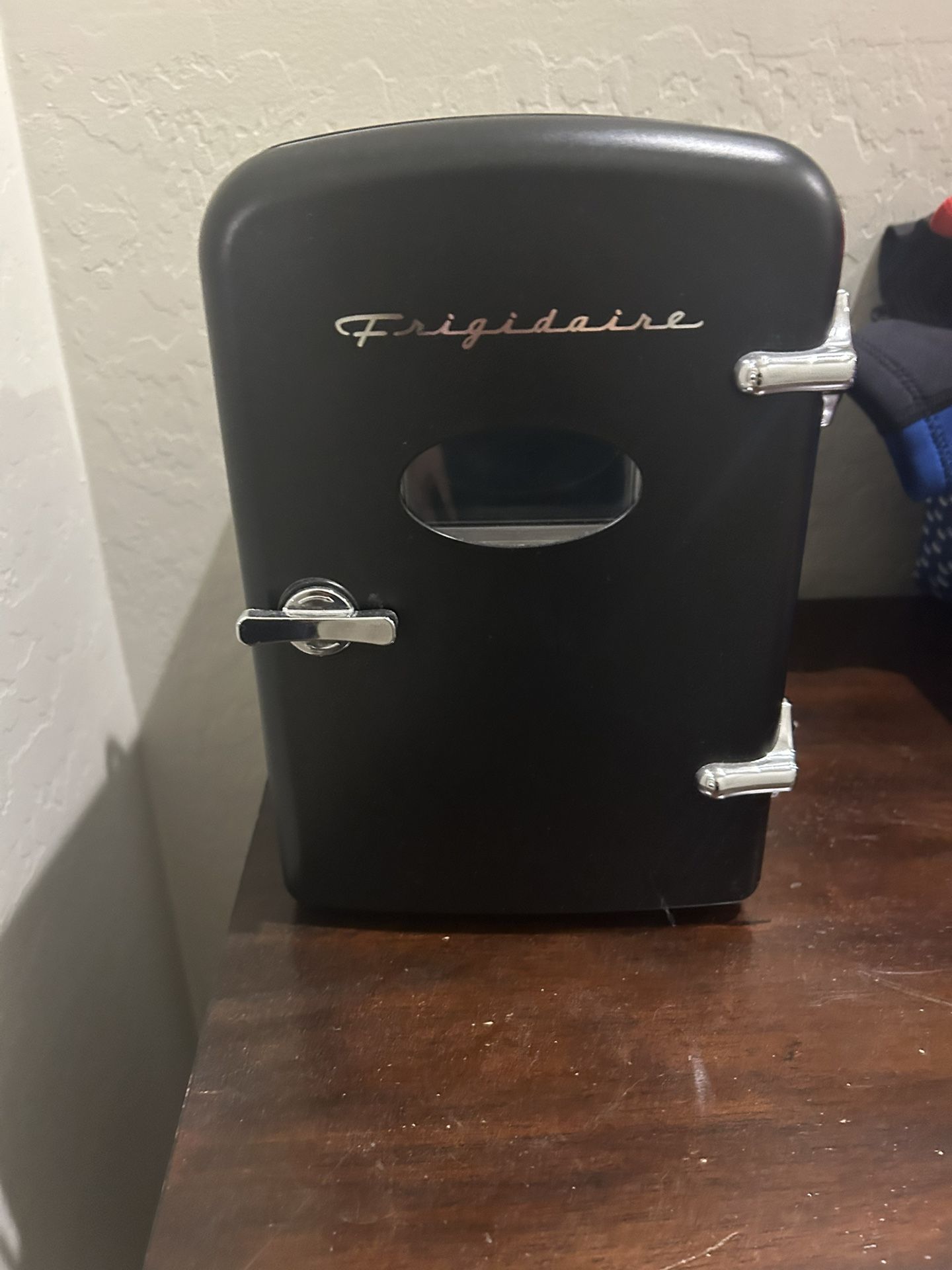 Black Frigidaire Mini Fridge Holds 12 Cans Plugs In Portable