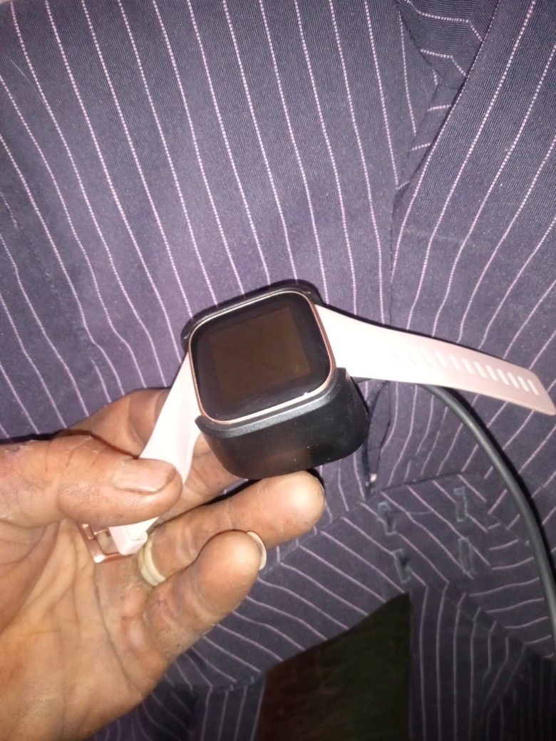 Rose Gold Fitbit Versa 2 Super Nice 