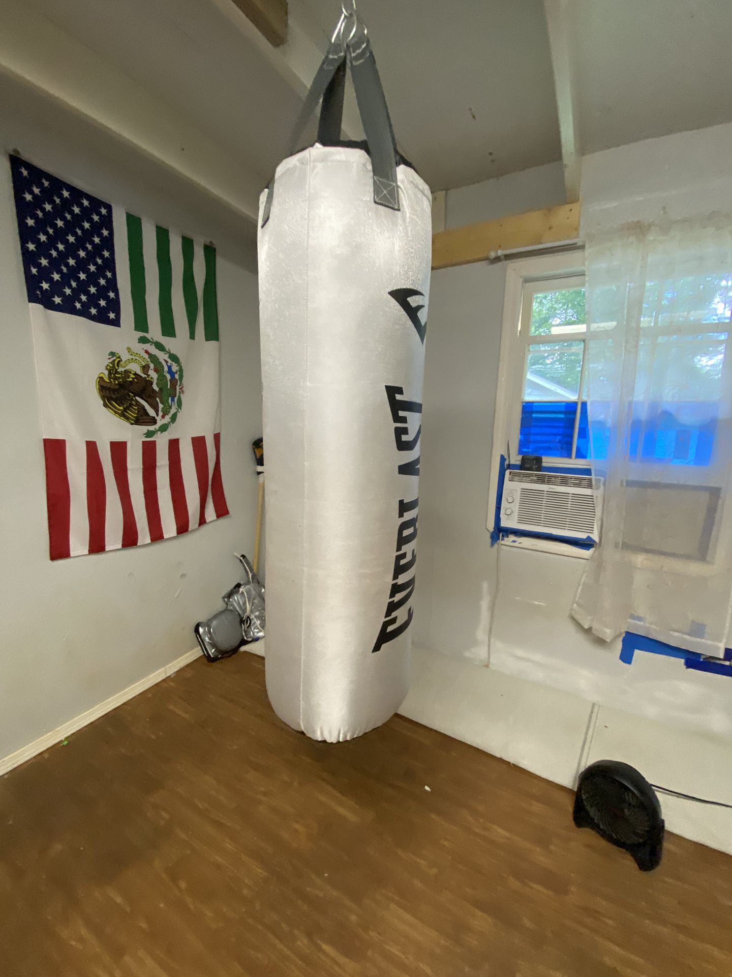 Everlast Boxing Punching Bag 80 Pounds