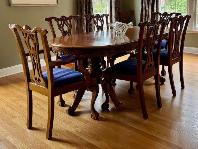 Beautiful Antique Chip & Dale Style Mahogany Dining Table with 6 Chairs