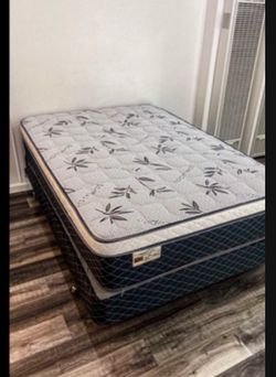BRAND NEW PILLOW TOP MATTRESSES ✅  Hey there! Check out our new pillow tops!  Queen size: $200 (without box spring) or $270 (with box spring). Full si