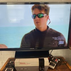 Samsung TV W/remote (24 Inch)