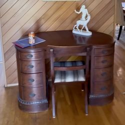 Beautiful Vintage  Mahogany Desk 