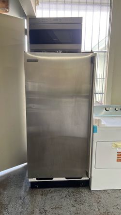 UPRIGHT FREEZER ELECTROLUX WITH INTERNAL ICE MAKER