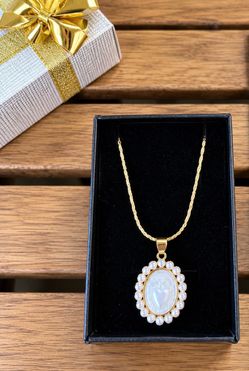 Gold Chain Necklace with Pearl Cameo Pendant