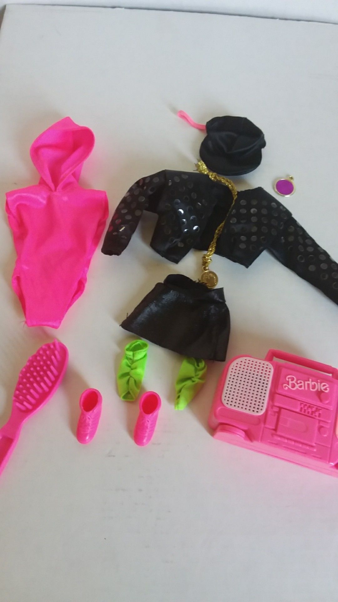 1991(11)PIECE, RAPPING ROCKIN'BARBIE DOLL OUTFIT WITH REAL WORKING PINK BOOM BOX