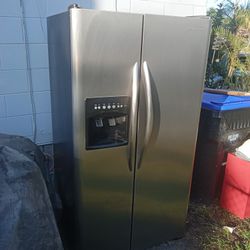 Frigidaire Gallery Side-by-side Refrigerator Freezer Looks And Works Like New For Sale In Pine Hills 475